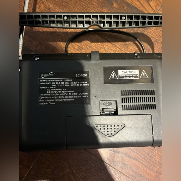 Silver Portable FM/AM Radio - Picture 8 of 11